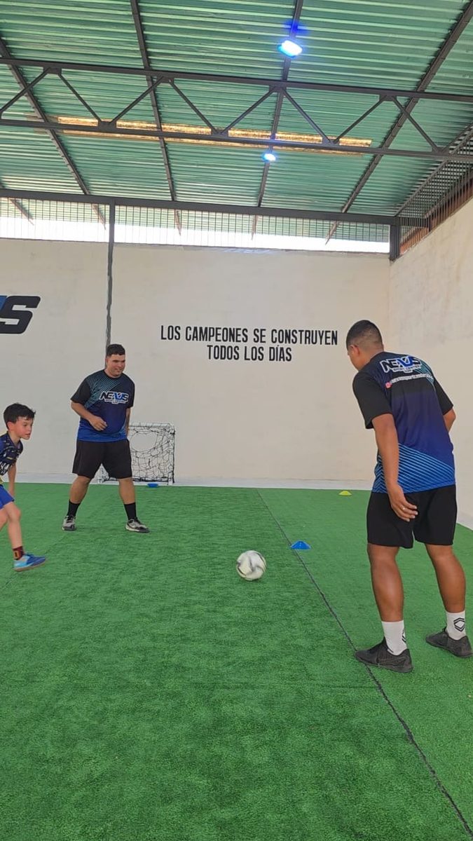 Clase de fútbol con entrenadores de Nexus Sport Center