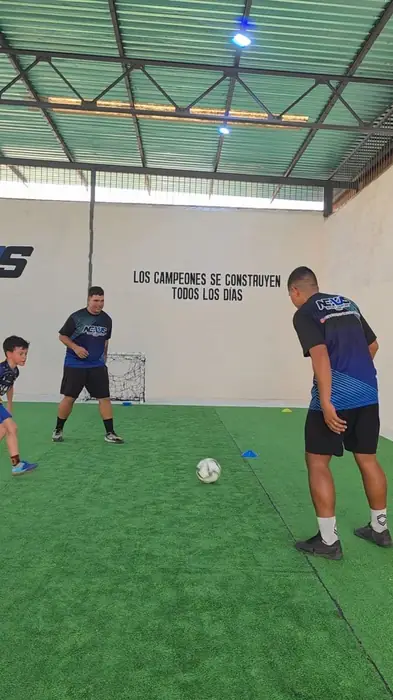 Clase de fútbol con entrenadores de Nexus Sport Center