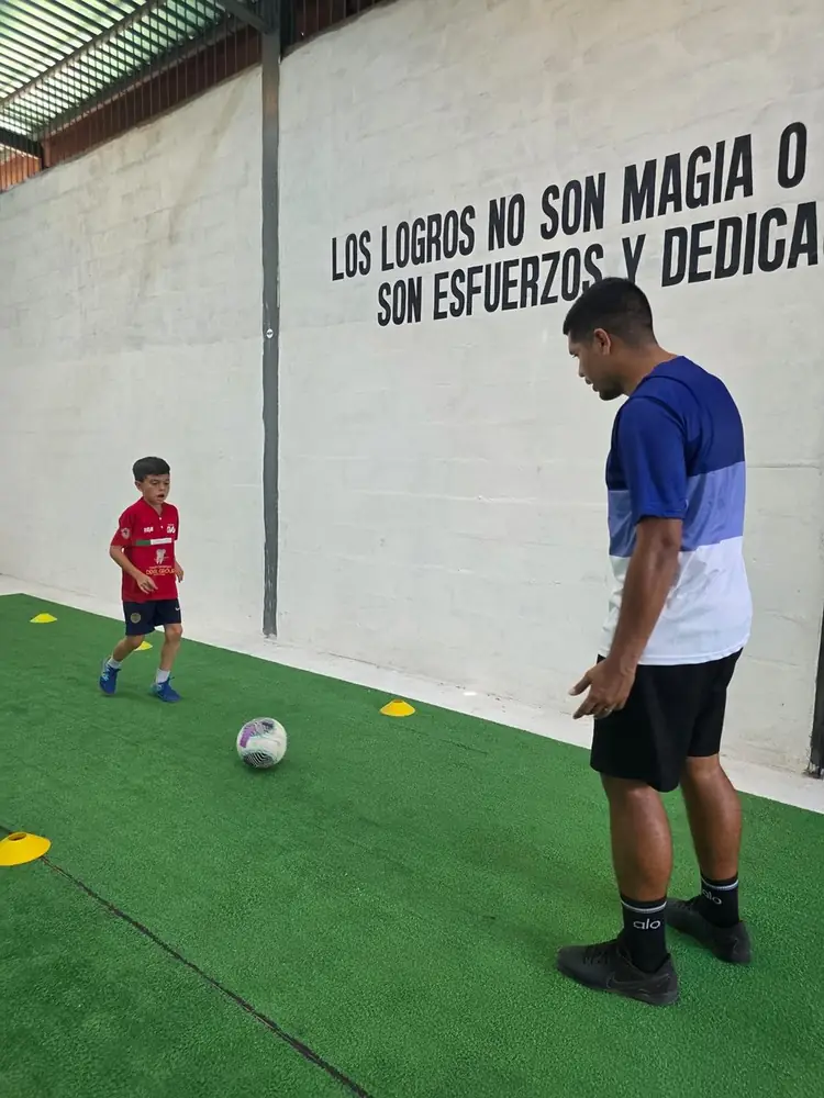 Entrenador de Nexus Sport Center trabajando con un niño