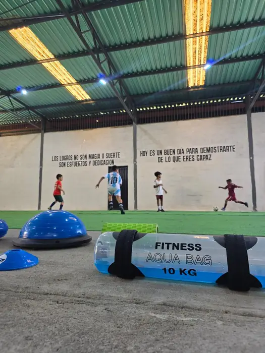 Equipos de entrenamiento en la cancha de Nexus Sport Center