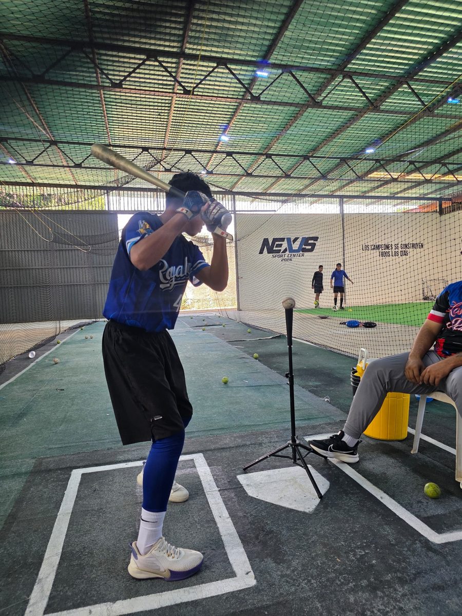 Joven practicando bateo en el tee en Nexus Sport Center
