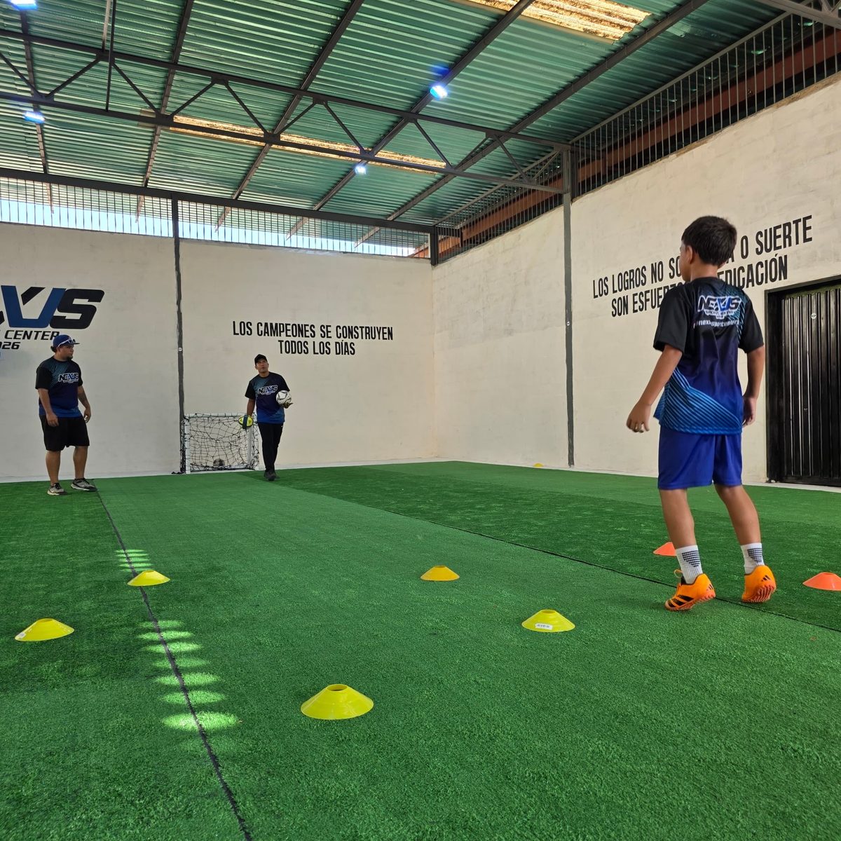 Entrenamiento en la cancha de fútbol de Nexus Sport Center