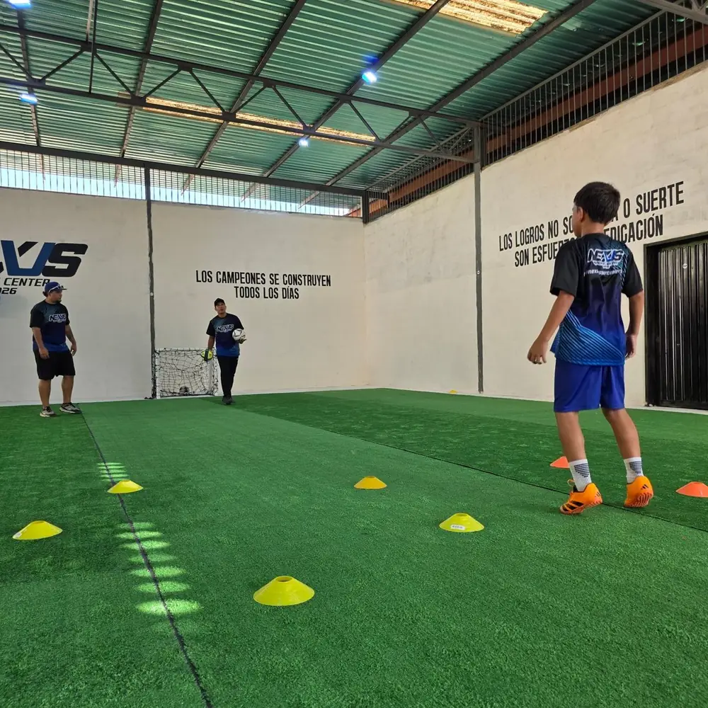 Entrenamiento en la cancha de fútbol de Nexus Sport Center