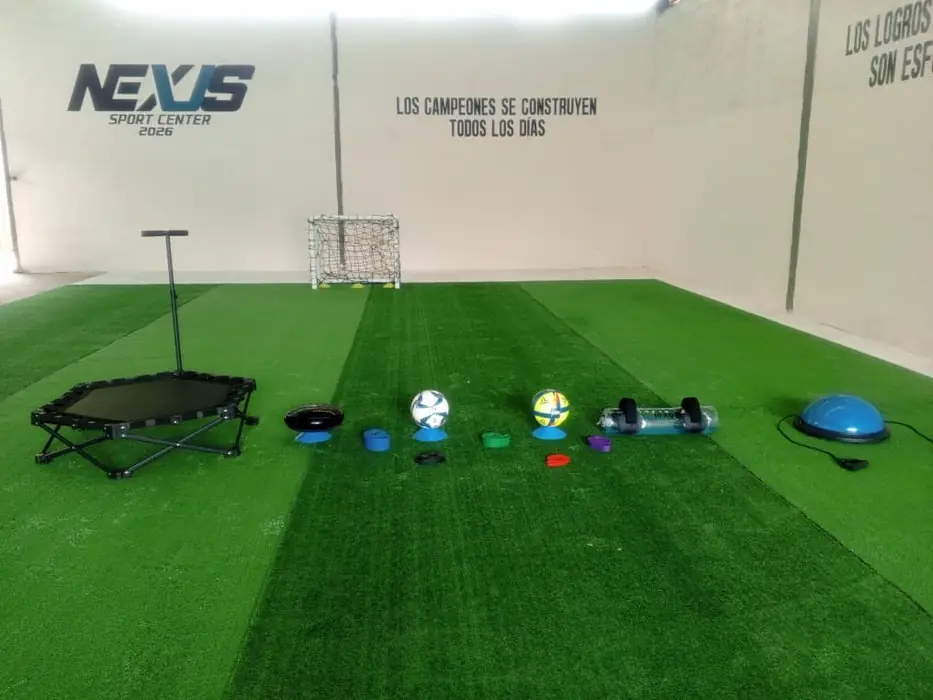 Cancha de fútbol con equipos de entrenamiento en Nexus Sport Center
